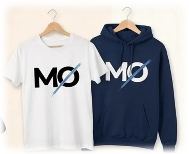 Polera blanca y polerón azul con logo MØ